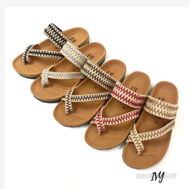 סנדלי נשים עם רצועות קלועות בסגנון וינטג’